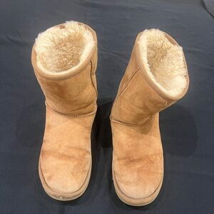 WORN Size 9 Chestnut women’s Uggs
